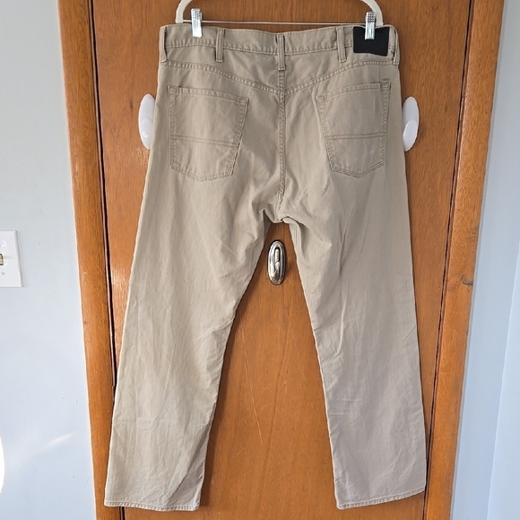 Denizen/ Levi's,Cream/ Tan Colored Jeans Size 38x30. - Picture 4 of 4